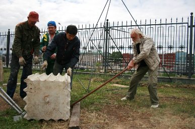 Работа на скульптурном симпозиуме