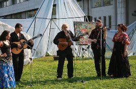 Музыканты на открытой сцене