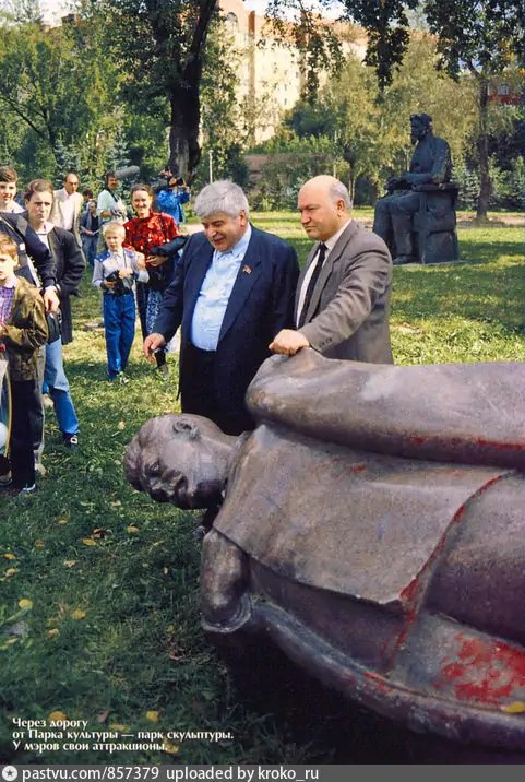 Михаил Пукемо и мэр Москвы Юрий Лужков в Парке искусств